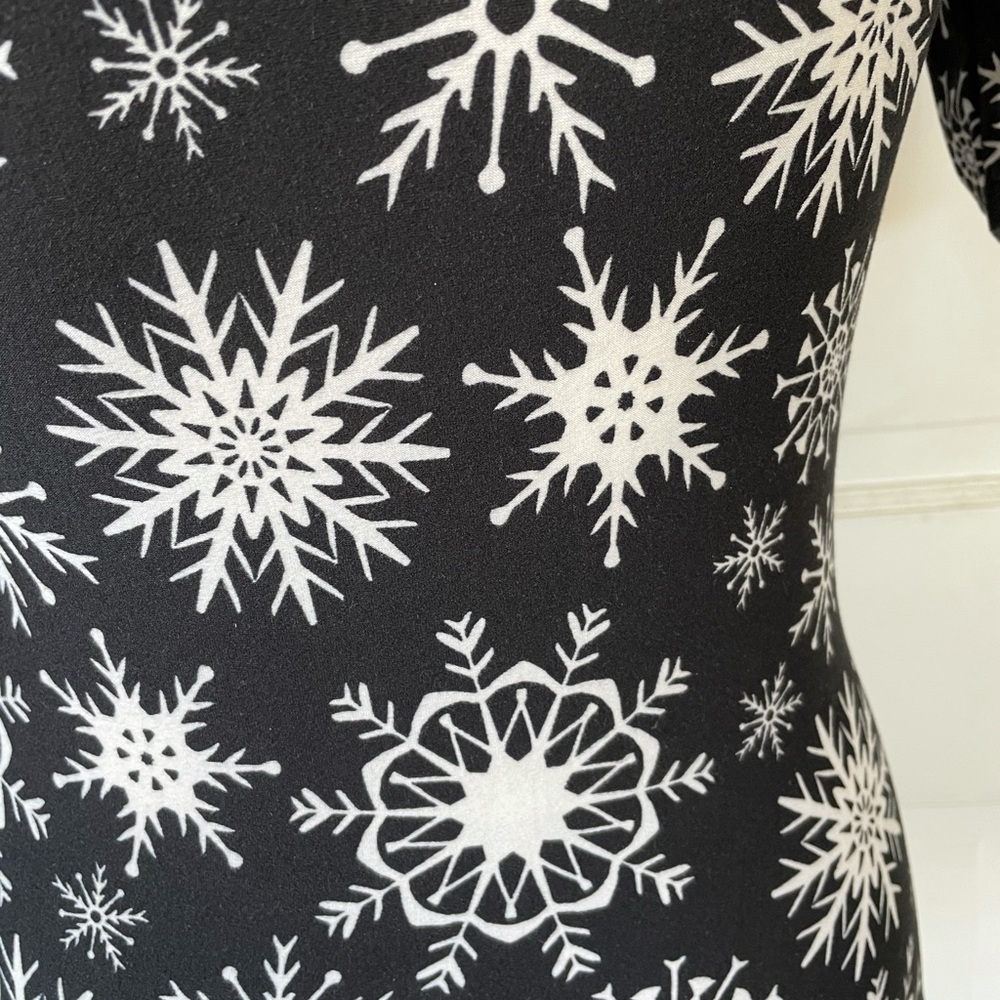 LuLaRoe Snowflake Top - Picture 9 of 13